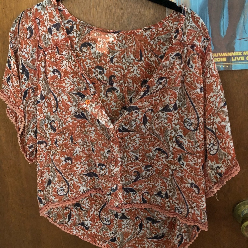 Cute cropped shirt